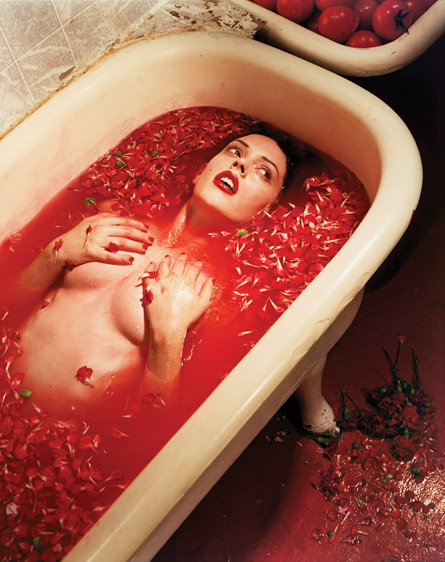 169-rose-mcgowan-sinking-in-a-bath-of-roses-septembre-1996-new-york_web